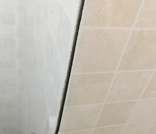 密山瓷砖空鼓维修公司分享阳台瓷砖脱落的修复过程可以分为以下几个步骤