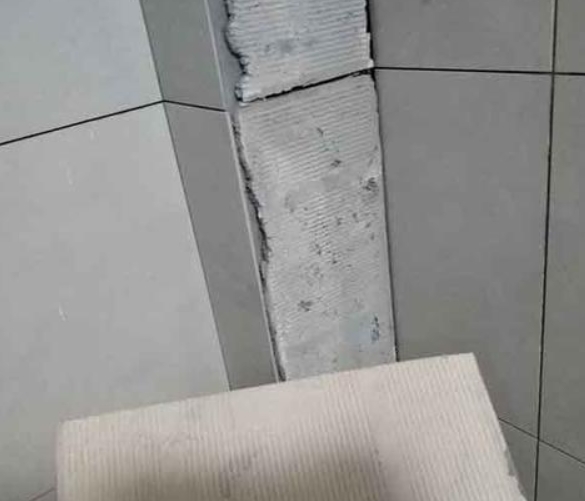 密山瓷砖空鼓维修公司分享下厨房瓷砖脱落的补救措施。